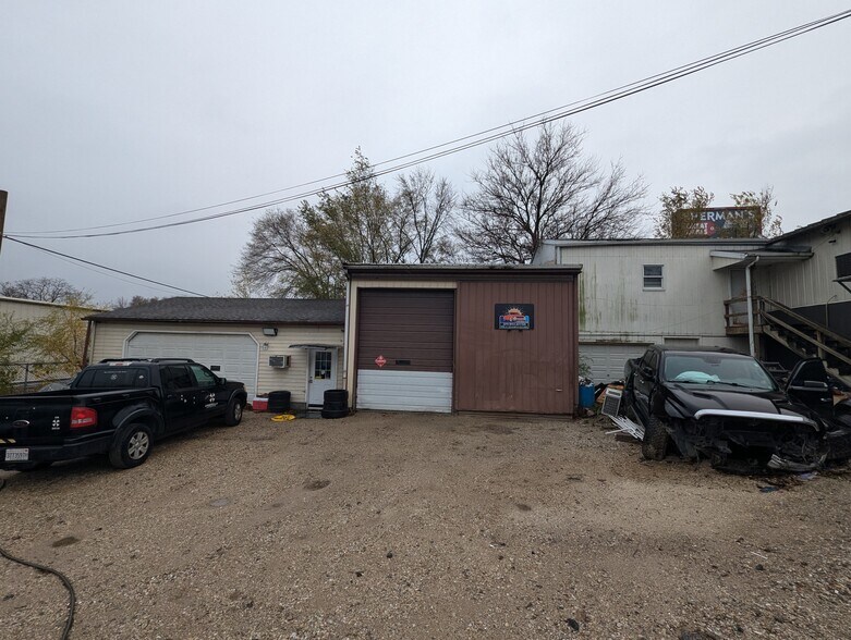 More Photos Of 600 S McKinley St, Bartonville Light Distribution For Sale