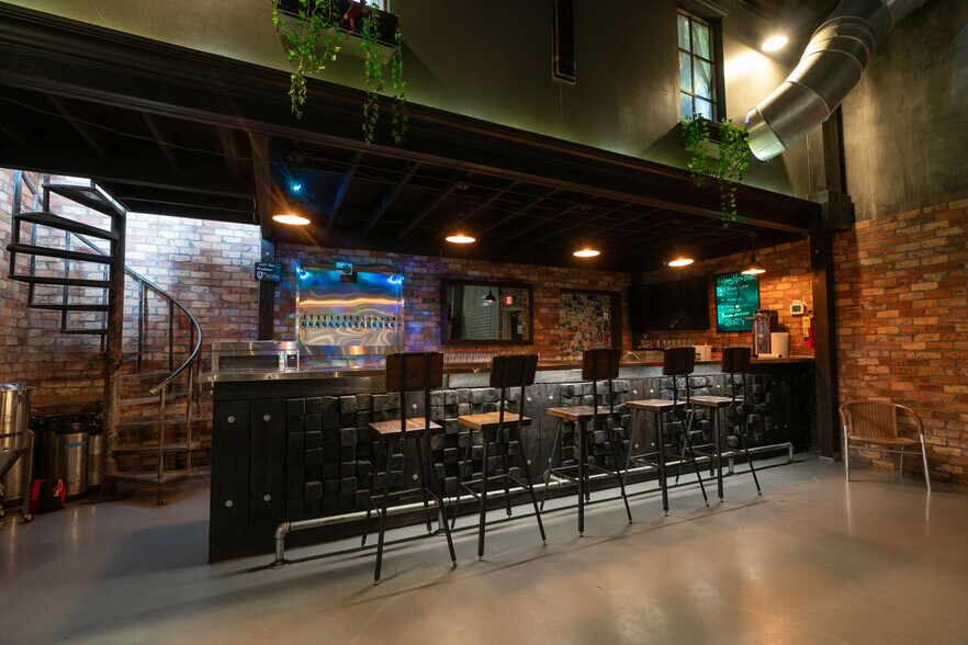 More Photos Of 1745 1st Ave S, Saint Petersburg Bar For Sale