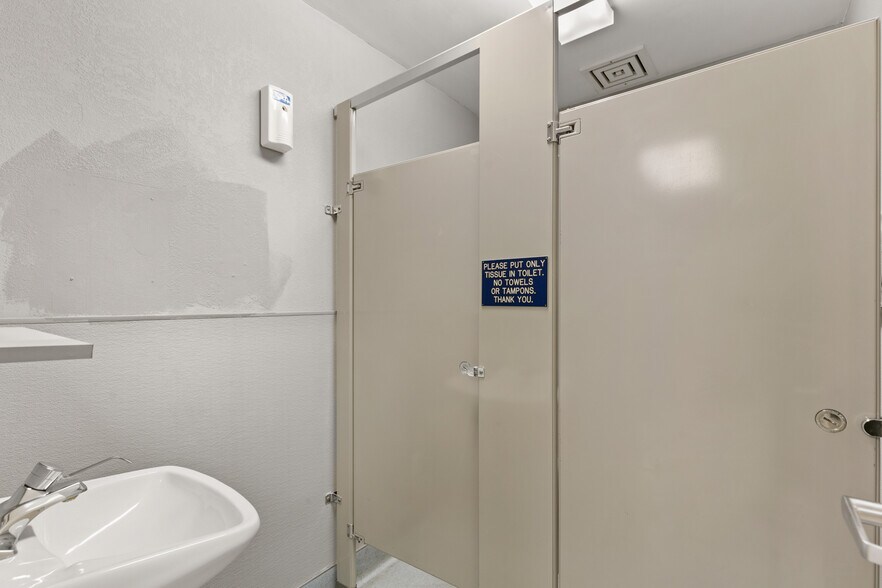 More Photos Of 872 E Sahara Ave, Las Vegas Medical For Lease