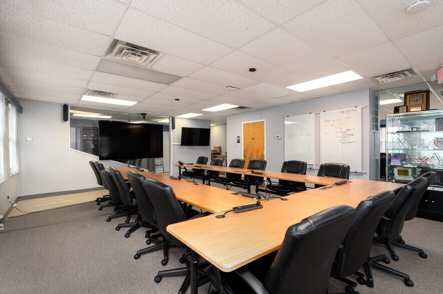 More Photos Of 1835 Forest Dr, Annapolis Business Park For Lease