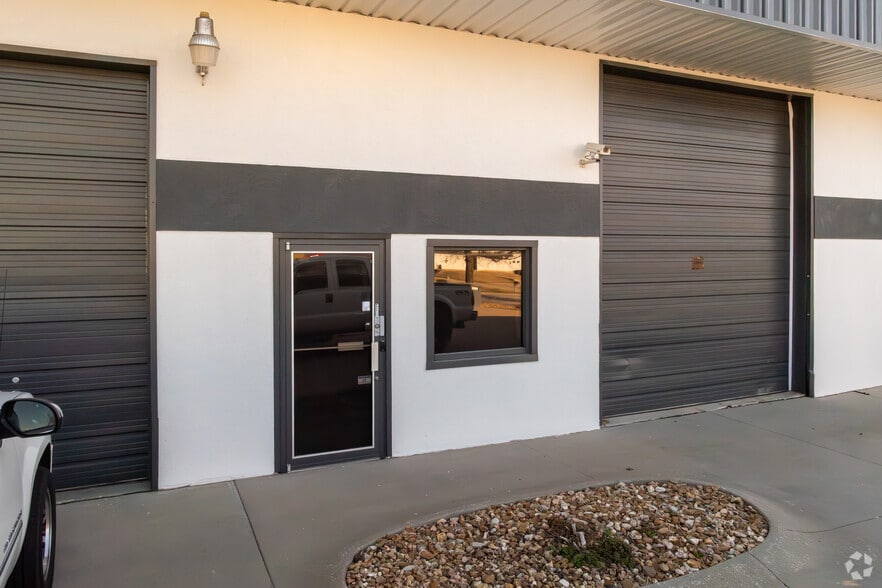 More Photos Of 1109-1113 Valley Ridge Dr, Grain Valley Warehouse For Lease