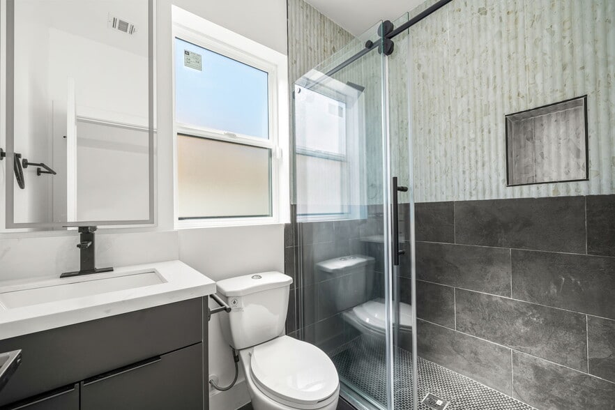 More Photos Of 1933 Magnolia Ave, Los Angeles Apartments For Sale