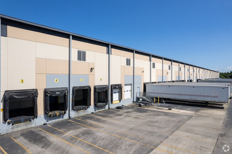 More Photos Of 4030 Deerpark Blvd, Elkton Warehouse For Lease