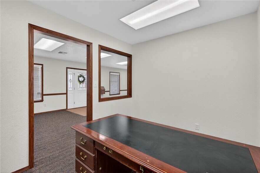 More Photos Of 706 W Broadway St, Spiro Medical For Sale