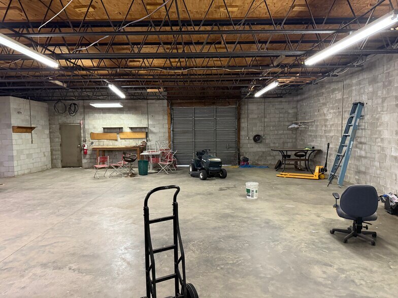 More Photos Of 647 Main St, Thomson Flex For Sale