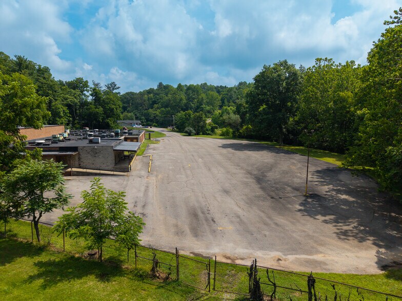 More Photos Of 700 Channel Ln, Marietta Light Distribution For Lease