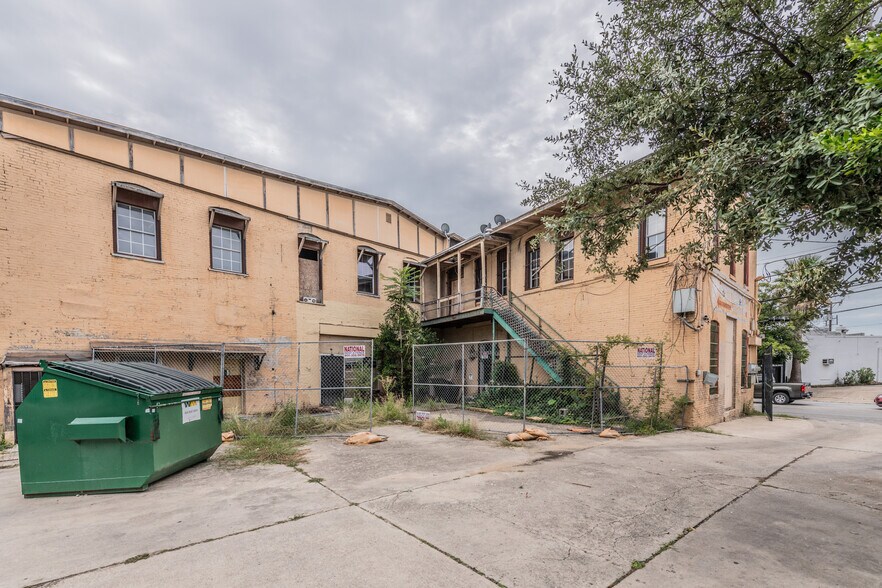 More Photos Of 1405 S Flores St, San Antonio Hospitality For Lease