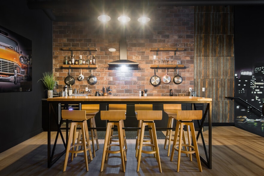 More Photos Of 3080 Airway Ave, Costa Mesa Showroom For Sale