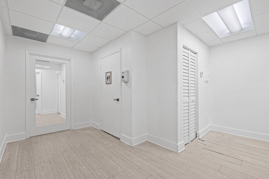 More Photos Of 6330 Manor Ln, South Miami Office For Lease