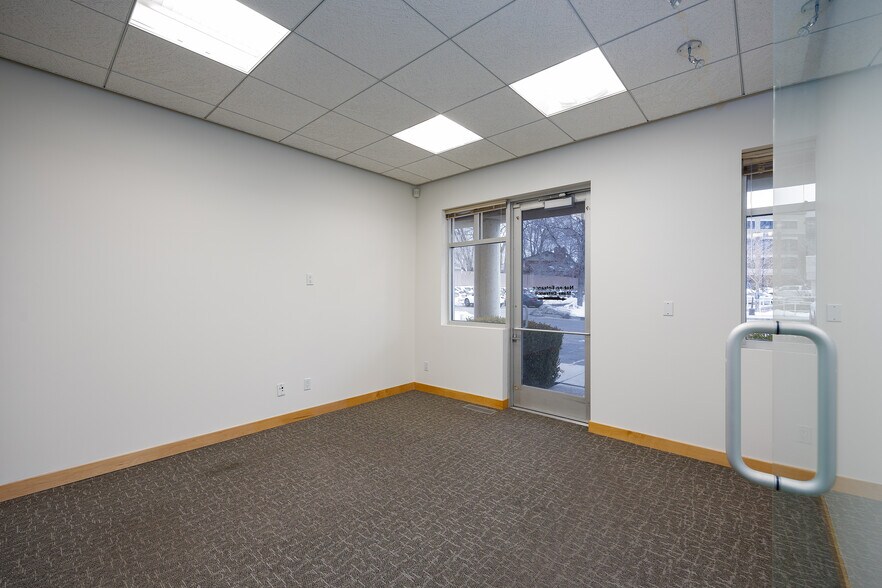 More Photos Of 7390 Creek Rd, Sandy Office For Lease
