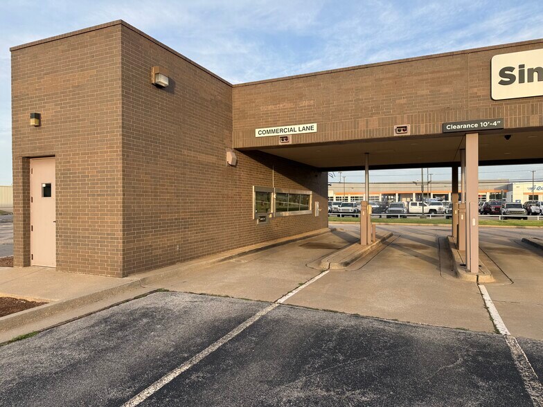 More Photos Of 7250 NW Expressway St, Oklahoma City Bank For Lease