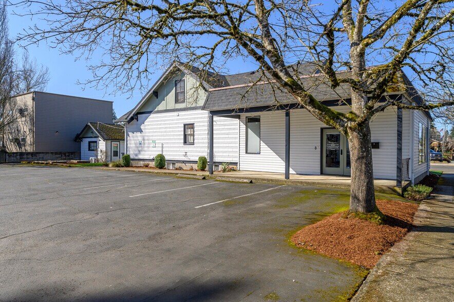 More Photos Of 636 NE Baker St, Mcminnville Freestanding For Sale