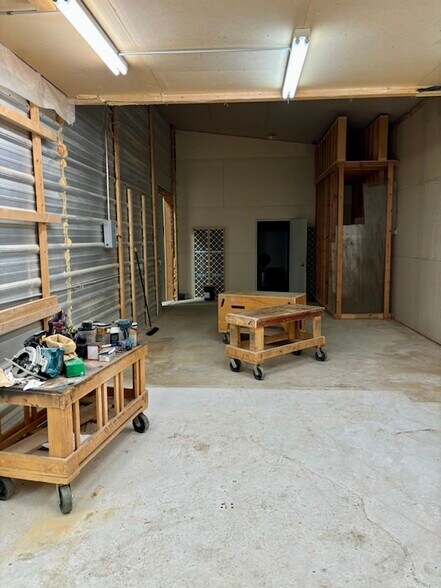 More Photos Of 412 E Railroad Ave N, Manhattan Warehouse For Sale