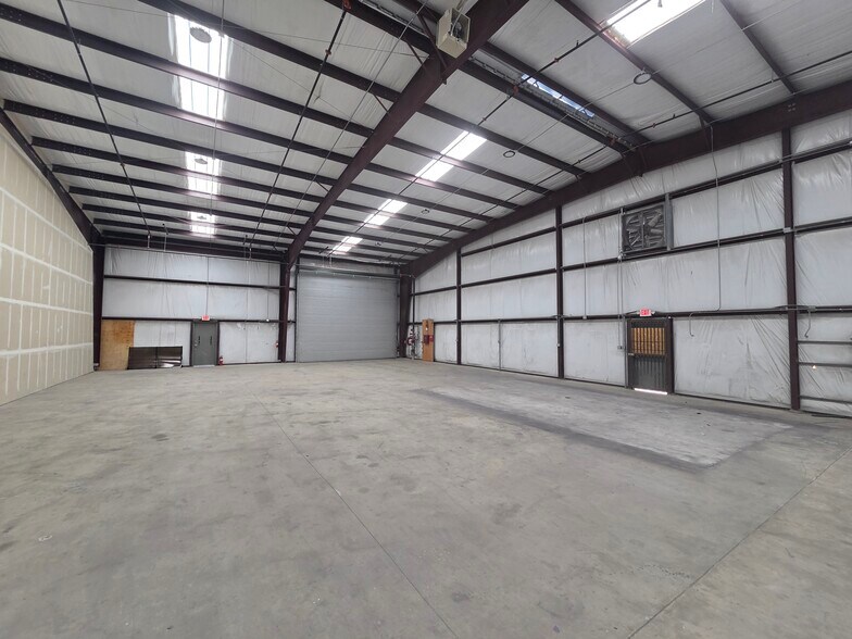 More Photos Of 11100 Osgood Dr, San Antonio Industrial For Lease