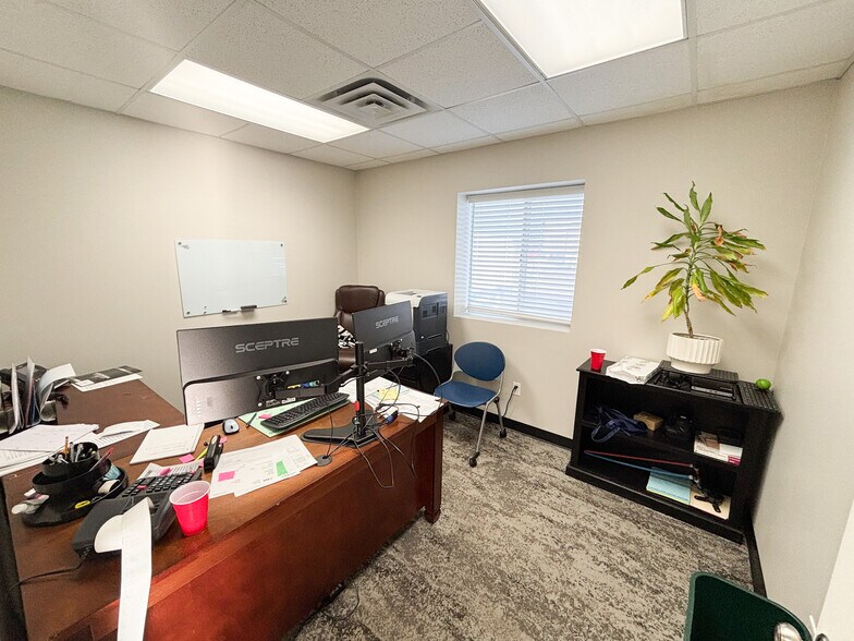 More Photos Of 4331 W CALHOUN St, Springfield Industrial For Lease