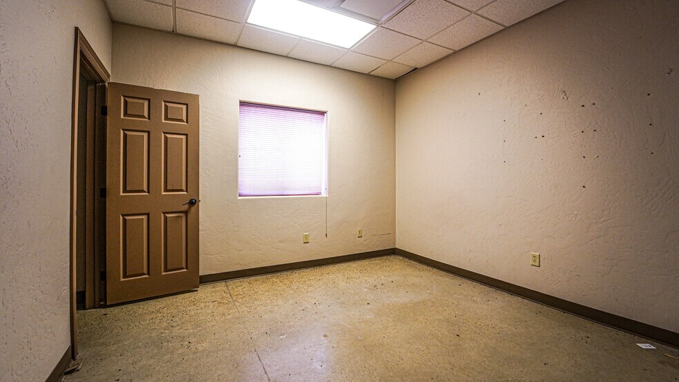 More Photos Of 5500 SW Moody St, Victoria Manufacturing For Sale