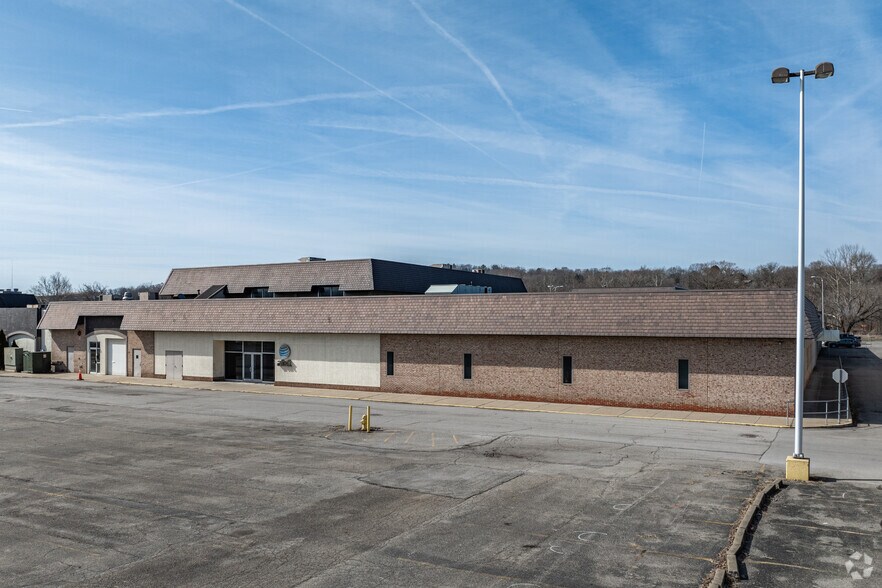 More Photos Of 100 S Jefferson St, New Castle General Retail For Lease