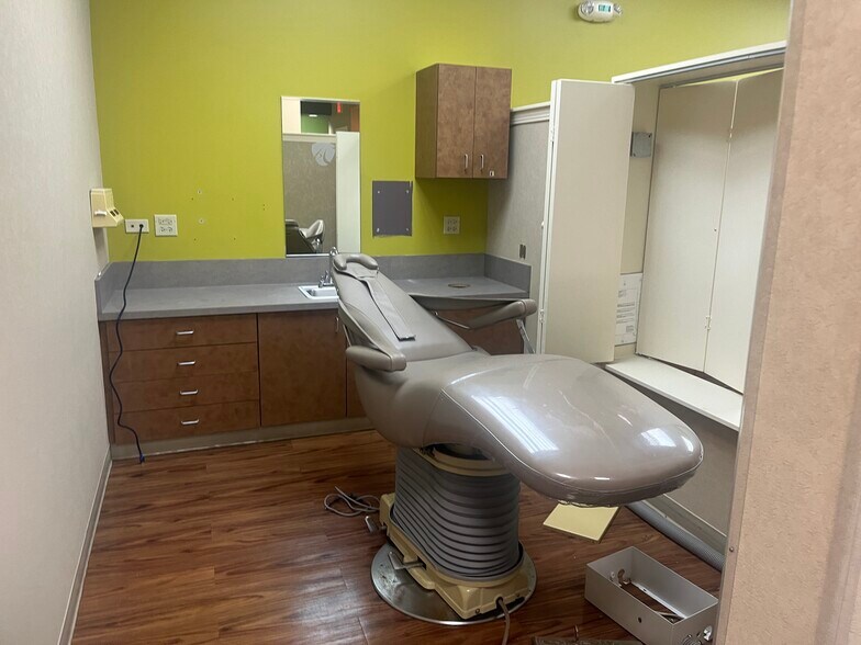 More Photos Of 181-185 N Barrington Rd, Schaumburg Storefront For Lease