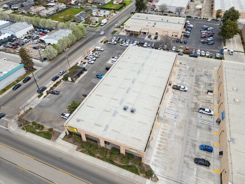 More Photos Of 311 S Pine St, Madera Showroom For Lease