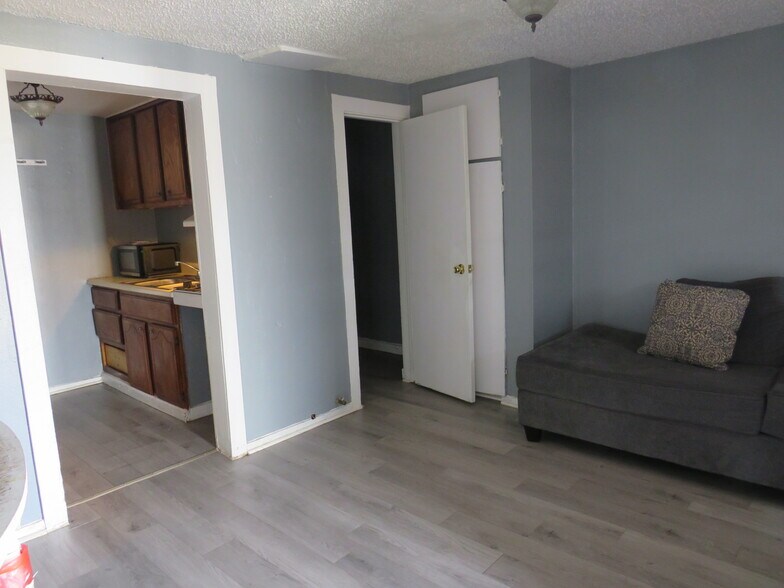 More Photos Of 925 W Main St, Yukon Apartments For Sale