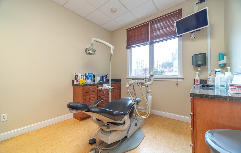 More Photos Of 30 Country Squire Dr, Cromwell Medical For Sale