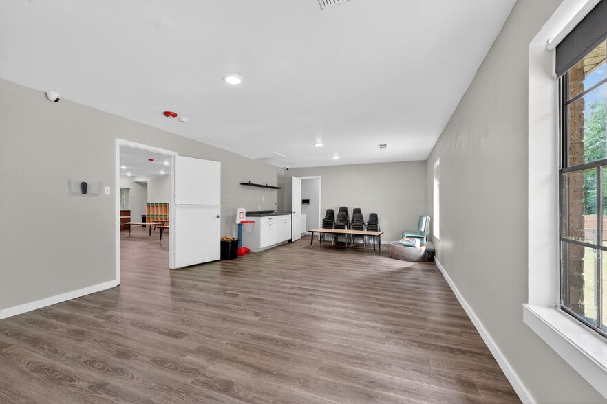 More Photos Of 109 Jasper Dr, Marshall Office For Sale