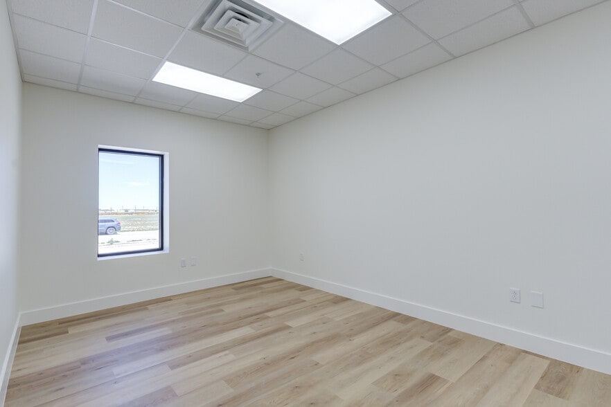 More Photos Of 8111 Patel Dr, Wolfforth Distribution For Lease