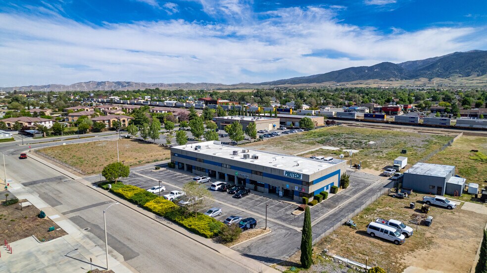 More Photos Of 410 W J St, Tehachapi Light Manufacturing For Sale