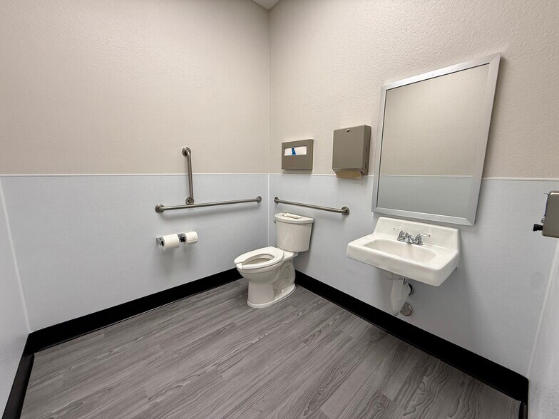 More Photos Of 203 W Delhi, North Las Vegas Warehouse For Lease