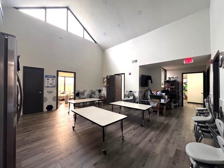 More Photos Of 1300 Fulton St, Denton Medical For Lease