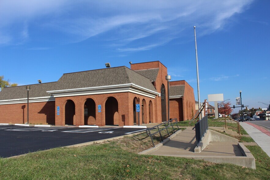 More Photos Of 311 S Main St, O'Fallon Office For Lease