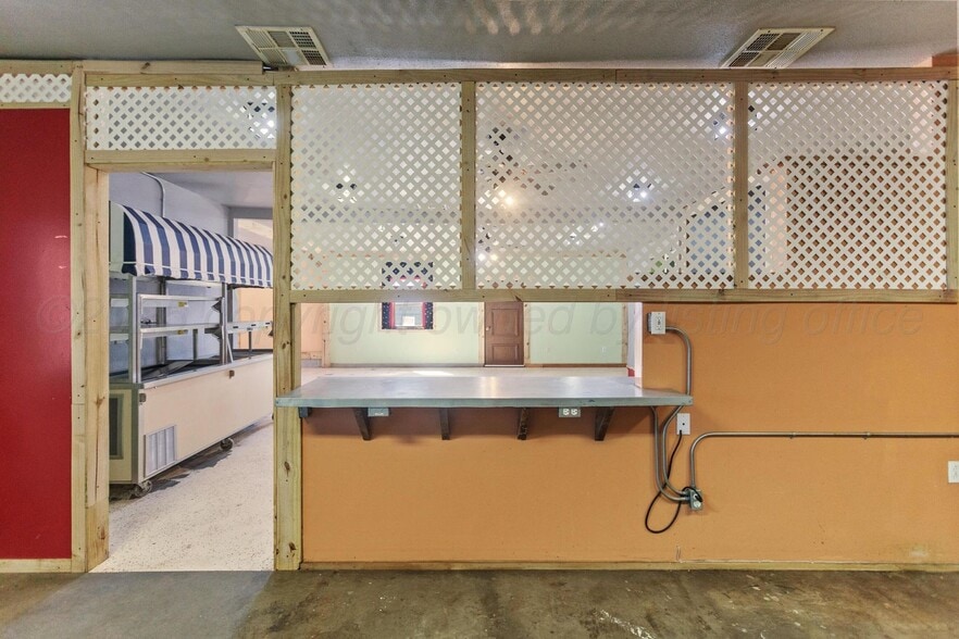 More Photos Of 117 E Railroad Ave, Shamrock Restaurant For Sale