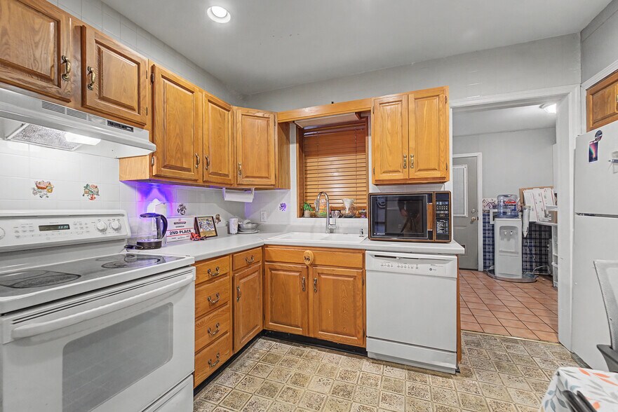 More Photos Of 156 White Oak St, Franklin Medical For Sale