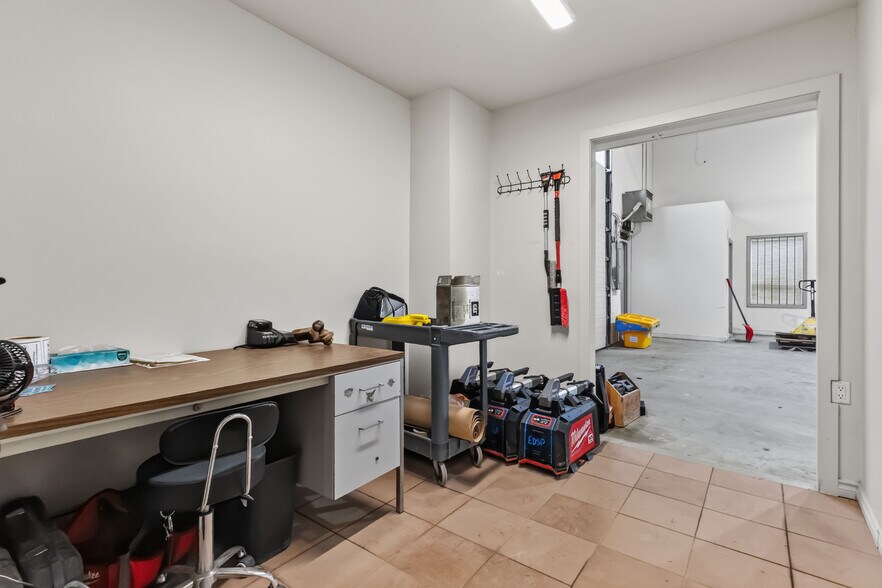 More Photos Of 2081 Piper Ln, London Industrial For Lease