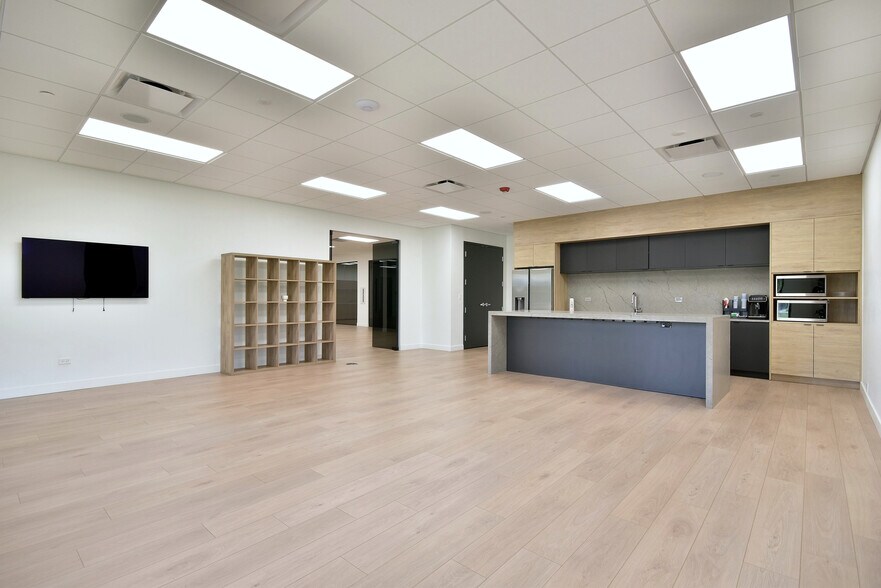 More Photos Of 6363 W 73rd St, Bedford Park Manufacturing For Lease