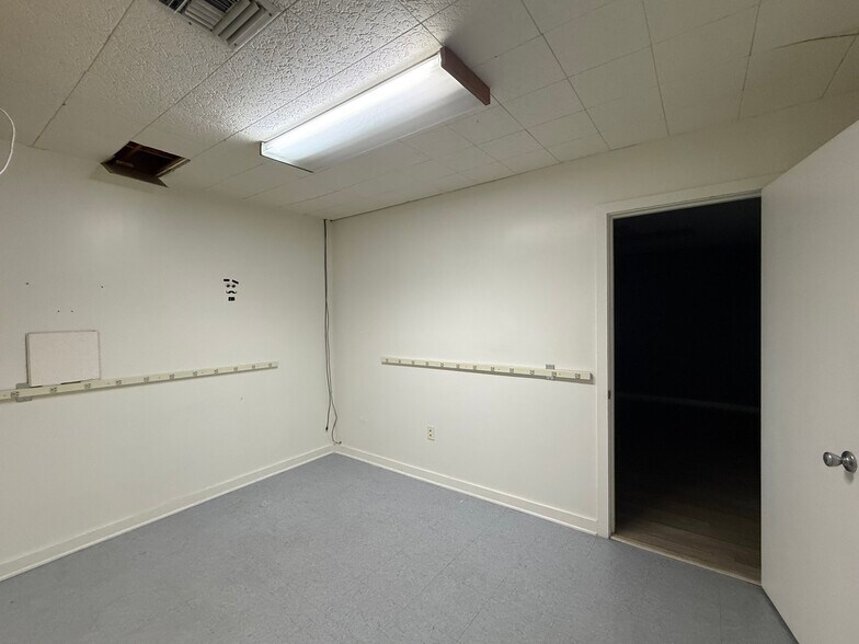 More Photos Of 13822-13826 Prairie Ave, Hawthorne Warehouse For Lease