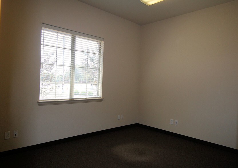 More Photos Of 200 S 14th St, Midlothian Medical For Sale