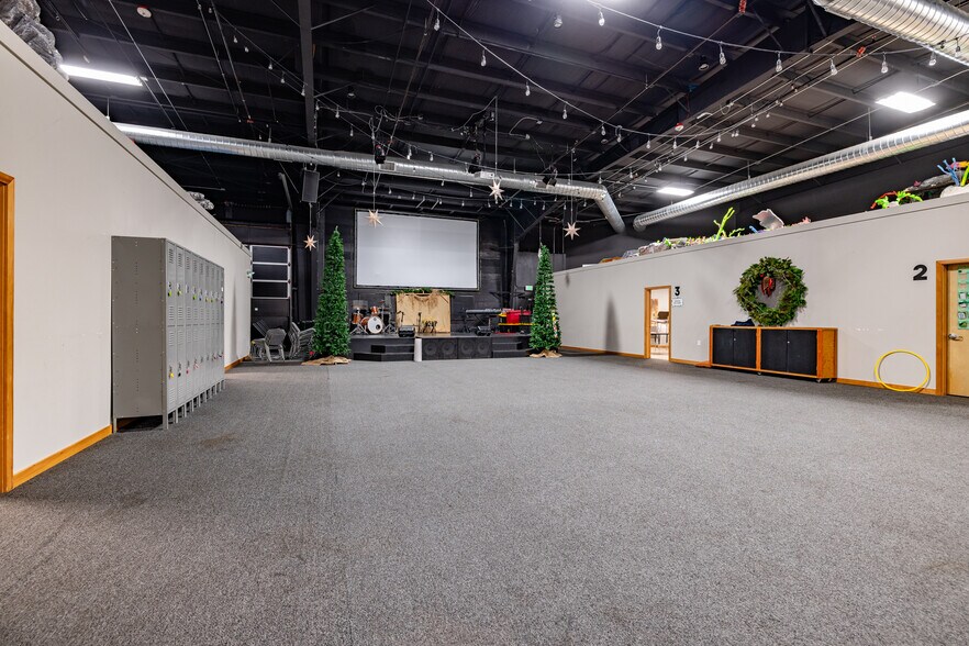 More Photos Of 988-992-996 Fountain St, Burlington Distribution For Lease