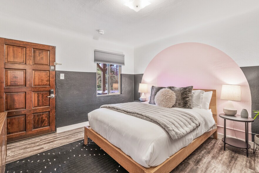 More Photos Of 1175 2nd St SE, Bandon Hotel For Sale