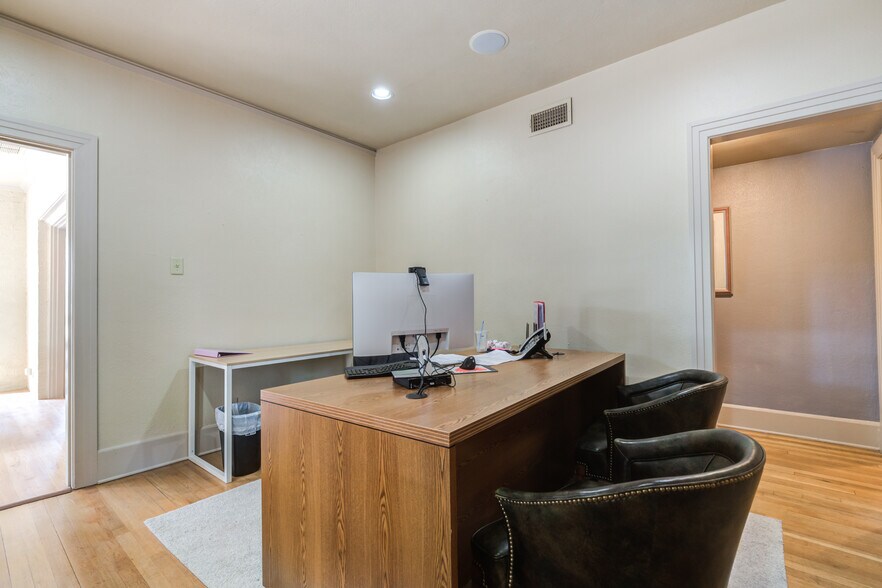 More Photos Of 2124 Broadway St, Lubbock Office For Sale