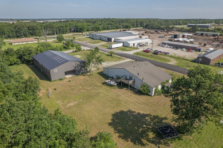 More Photos Of 841 Frances Ave, Neosho Flex For Sale