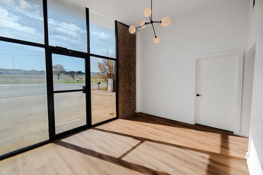 More Photos Of 3115 Sabine St, Forest Hill Warehouse For Lease