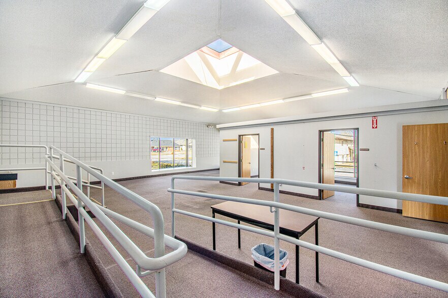 More Photos Of 18340 Middlebelt Rd, Livonia Office For Sale