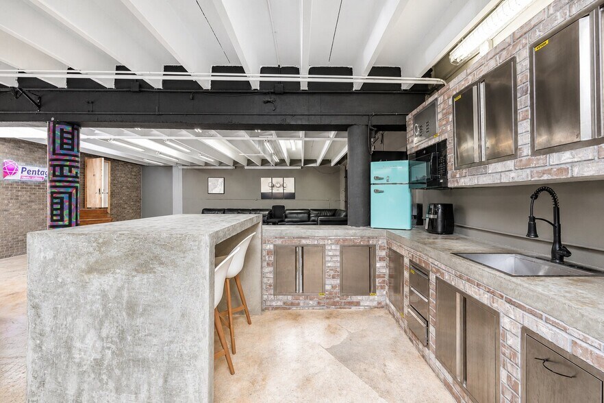 More Photos Of 7025 NW 7th Ave, Miami Research And Development For Sale