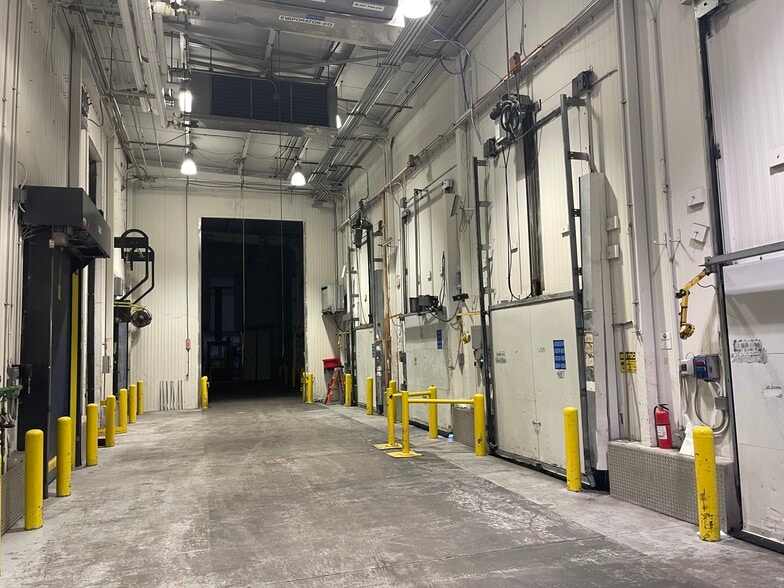 More Photos Of 33 Rajon Rd, Bayport Manufacturing For Lease