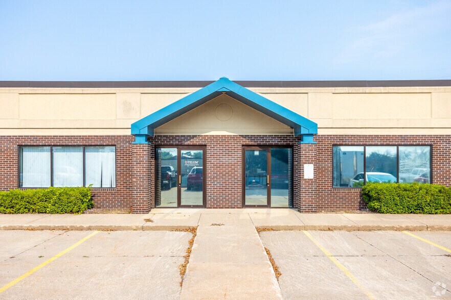More Photos Of 2045 Grand Ave, West Des Moines Office For Lease