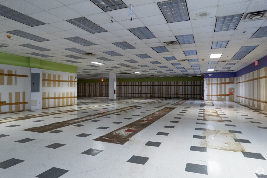 More Photos Of 1596 Union Tpke, New Hyde Park Unknown For Lease