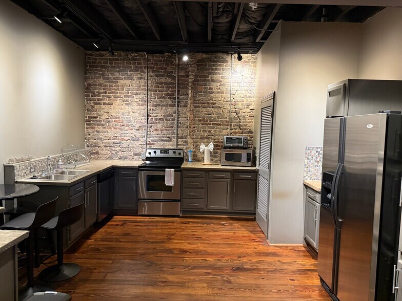 More Photos Of 100 41st St S, Birmingham Loft Creative Space For Sale