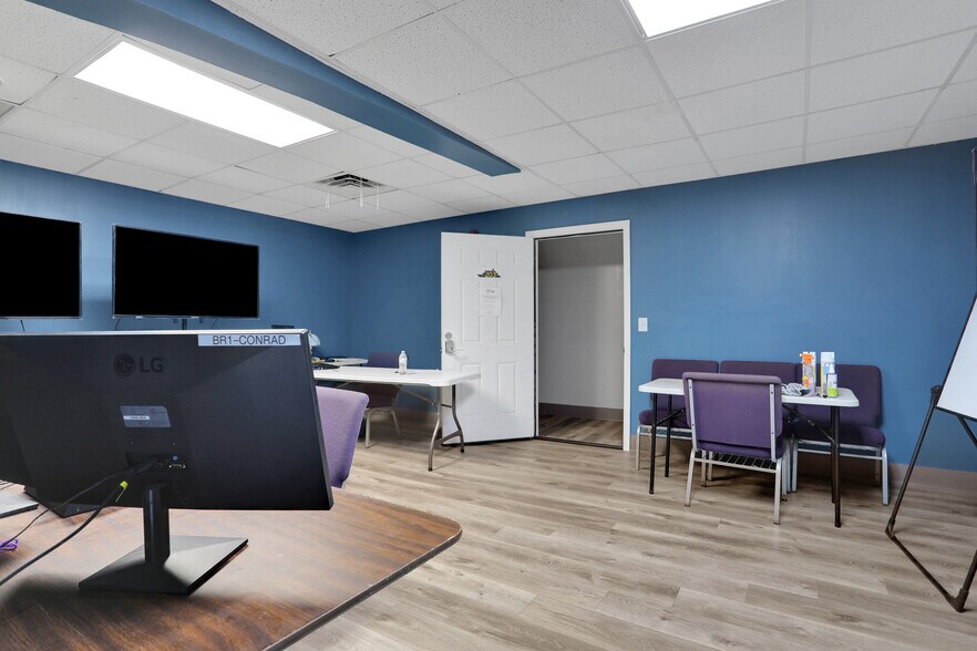 More Photos Of 3787 Old Middleburg Rd, Jacksonville Office For Sale