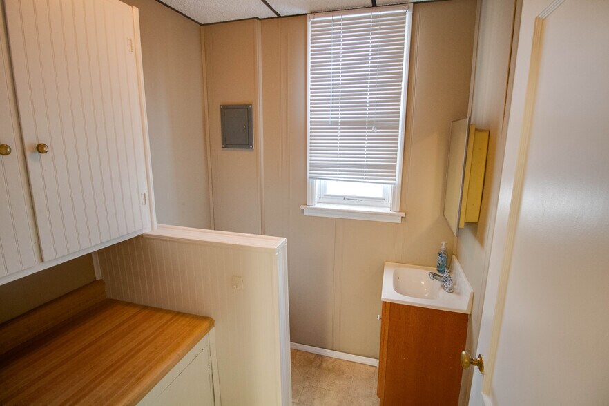 More Photos Of 344 St Louis ave, East Alton Office For Sale